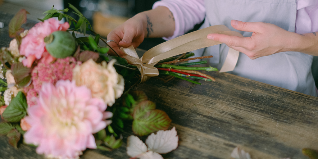 How to wrap a flower bouquet